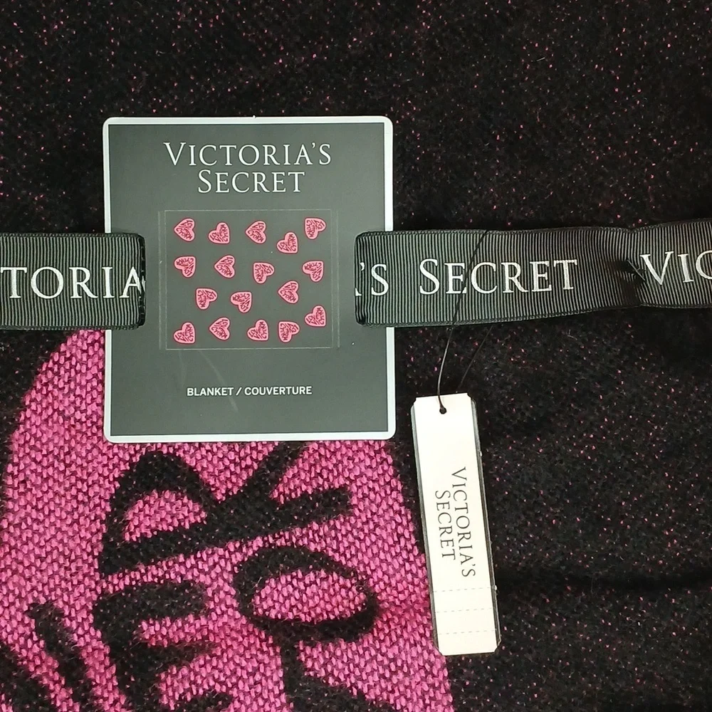 Victoria’s Secret Blanket “Love Victoria” Hearts Throw Blanket 🆕️ VS Blanket 💗